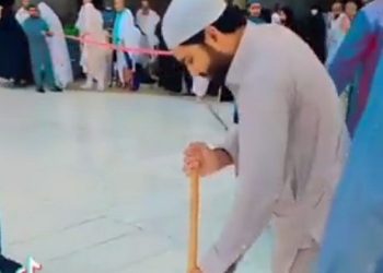 Viral Video Pemain Kriket Pakistan Membersihkan Lantai Masjidil Haram