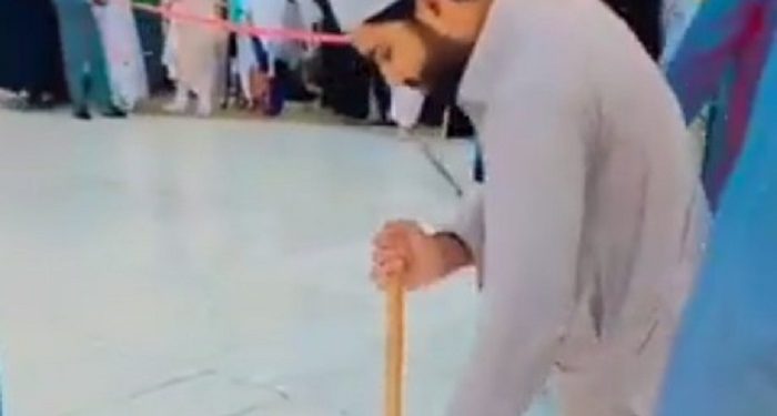 Viral Video Pemain Kriket Pakistan Membersihkan Lantai Masjidil Haram