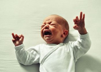 Tips Mengatasi Bayi Menangis Saat Diletakkan di Tempat Tidur