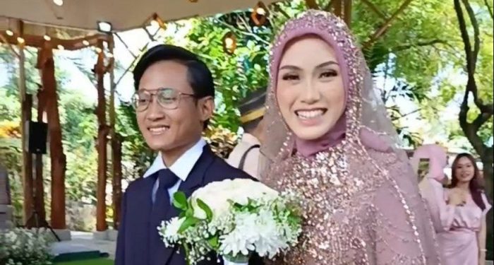 Pasangan Pengantin Unik, Abadikan Cinta dengan Wakaf