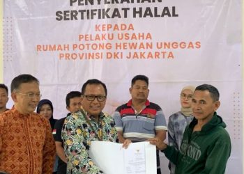 Tumbuhkan Ekosistem Halal Mulai dari Hulu, LPPOM MUI Serahkan Sertifikat Halal kepada Pelaku Usaha Rumah Potong Hewan Unggas Provinsi DKI Jakarta