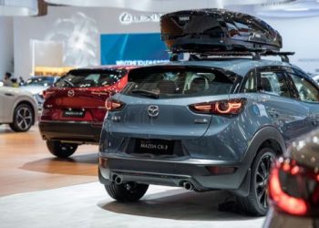 Fashion Designer Jeffry Tan bersama Mazda Indonesia Hadirkan Busana Flowy Sentuhan Platinum White dan Piping Gold