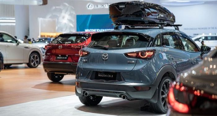 Fashion Designer Jeffry Tan bersama Mazda Indonesia Hadirkan Busana Flowy Sentuhan Platinum White dan Piping Gold