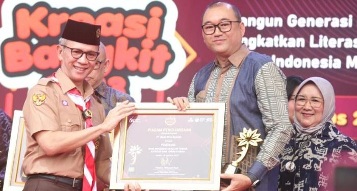 Berkontribusi Aktif Ajak Pelajar Menabung, BCA Syariah Raih Penghargaan dari OJK