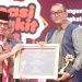 Berkontribusi Aktif Ajak Pelajar Menabung, BCA Syariah Raih Penghargaan dari OJK