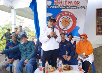 Anggota DPR Ini Terjun Langsung ke Sungai Cipamali untuk Membersihkan Sampah