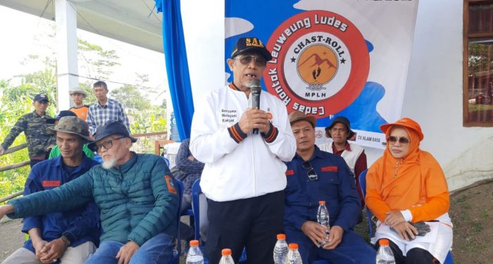 Anggota DPR Ini Terjun Langsung ke Sungai Cipamali untuk Membersihkan Sampah