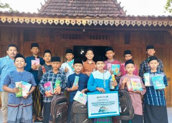 Bahagiakan Yatim, LAZ Al Azhar Yogyakarta Salurkan Paket Peralatan Sekolah