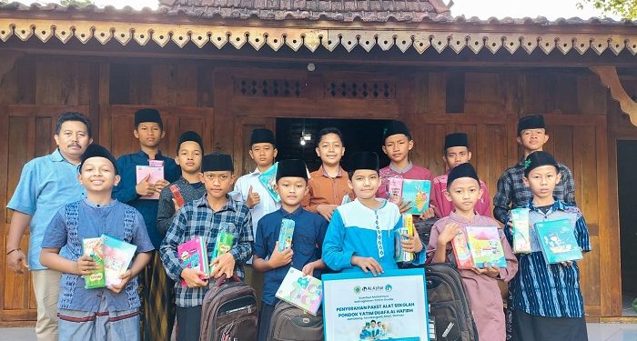 Bahagiakan Yatim, LAZ Al Azhar Yogyakarta Salurkan Paket Peralatan Sekolah