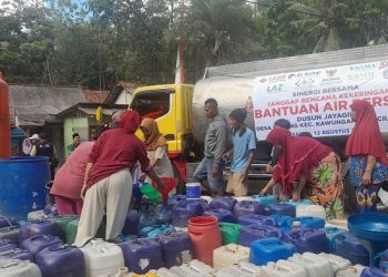 Alami Kekeringan, LAZ Al Azhar Kirim Air Bersih ke Cilacap