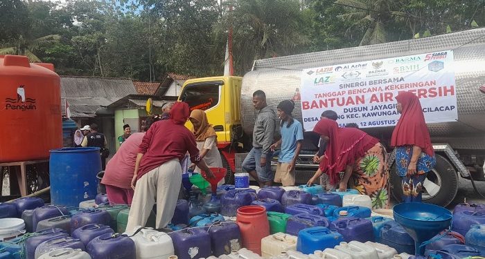 Alami Kekeringan, LAZ Al Azhar Kirim Air Bersih ke Cilacap