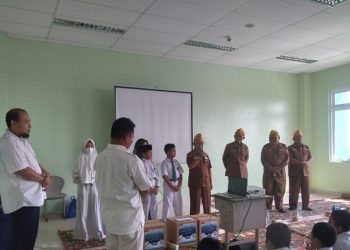 Apresiasi Jasa Pahlawan, LAZ Al Azhar dan SDIA 11 Surabaya Berikan Bingkisan untuk Veteran