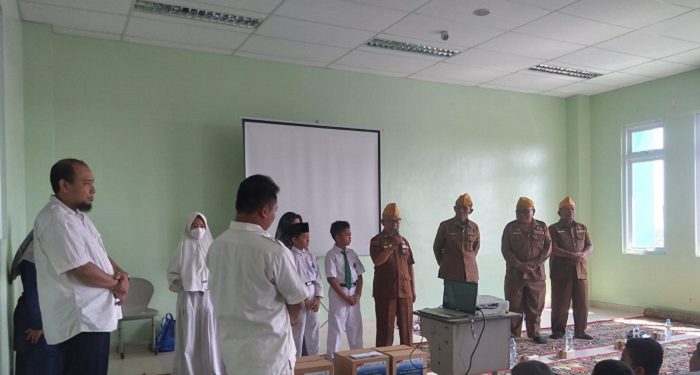 Apresiasi Jasa Pahlawan, LAZ Al Azhar dan SDIA 11 Surabaya Berikan Bingkisan untuk Veteran