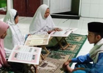 Ustaz Haidir Ali Bimbing Para Ibu Lansia Belajar Baca Al-Qur’an di Dusun Minoritas Muslim Yogyakarta