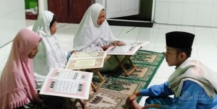 Ustaz Haidir Ali Bimbing Para Ibu Lansia Belajar Baca Al-Qur’an di Dusun Minoritas Muslim Yogyakarta