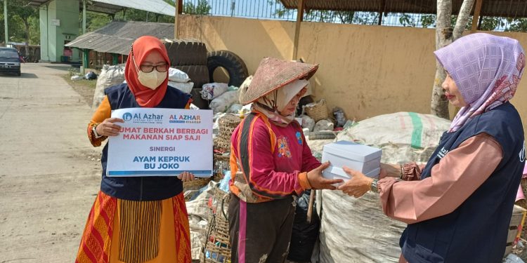 Rutin Lakukan Gerakan Jumat Berkah, LAZ Al Azhar Cilacap Bagikan Ratusan Porsi Makanan Siap Saji