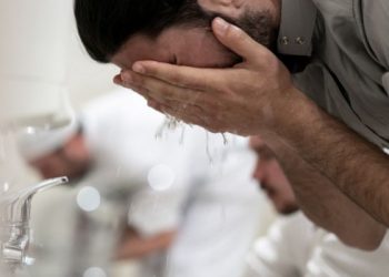 Batalkah wudhu apabila menceboki anak?