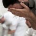 Batalkah wudhu apabila menceboki anak?