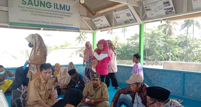 Manfaatkan Saung Ilmu, Warga Desa Tanahbaru Ikuti Pemeriksaan Kesehatan Gratis