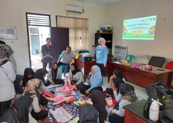 Dosen Fisioterapi Vokasi UI Berikan Pelatihan Baby Massage kepada Warga Banten