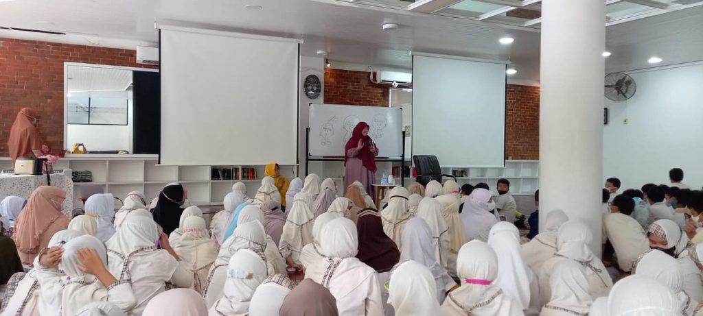 Mam Fifi mengajar langsung para murid Jakarta Islamic School