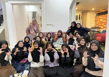keakraban Mam Fifi dengan para murid