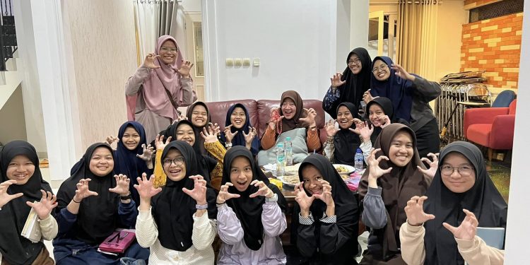 keakraban Mam Fifi dengan para murid