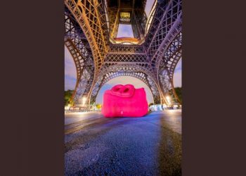 Buttonscarves Menjadi Brand Pertama di Dunia yang Memasang Instalasi Tas di Menara Eiffel, Paris