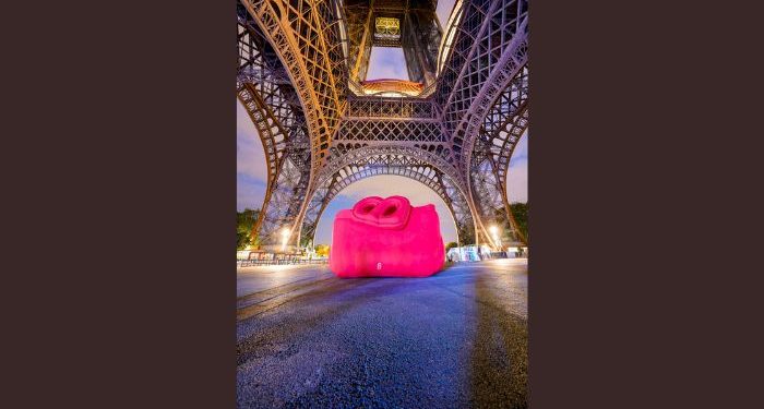 Buttonscarves Menjadi Brand Pertama di Dunia yang Memasang Instalasi Tas di Menara Eiffel, Paris