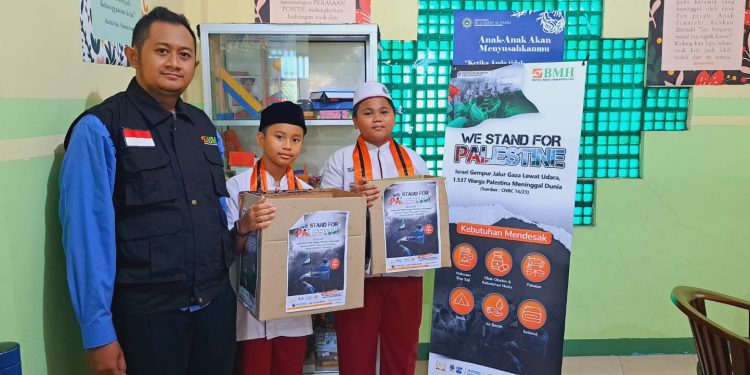 Peduli Palestina, Ratusan Siswa SD Lukman Al-Hakim Surabaya Doa Bersama dan Galang Dana Kemanusiaan