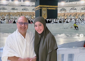 Maia Estianty dan Sang Suami Jalani Umrah Saat Anniversary Pernikahan ke-5