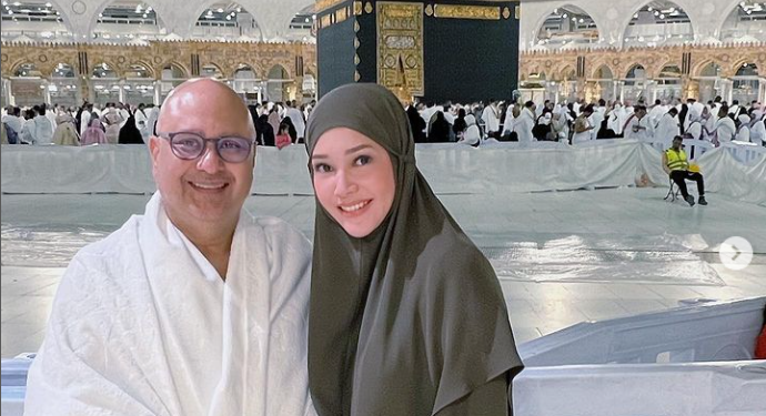 Maia Estianty dan Sang Suami Jalani Umrah Saat Anniversary Pernikahan ke-5
