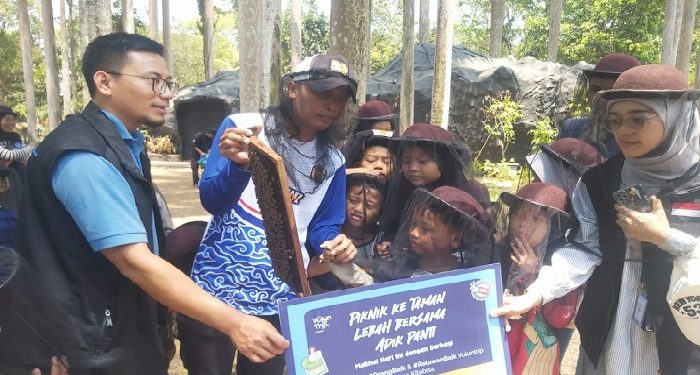 Bikin Bahagia Adik Yatim, Ajak Mereka Wisata Edukasi di Taman Lebah Cibubur