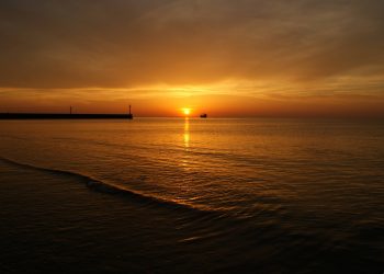 Menatap Cahaya di Balik Gelap