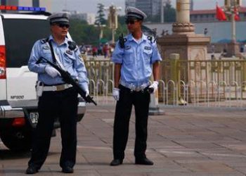 Viral Seorang Polisi Cina Larang Orang Asing Shalat