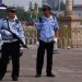 Viral Seorang Polisi Cina Larang Orang Asing Shalat