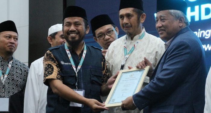 Wahdah Islamiyah Luncurkan Program Wakaf Uang Bersama Ketua BWI di Arena Mukernas