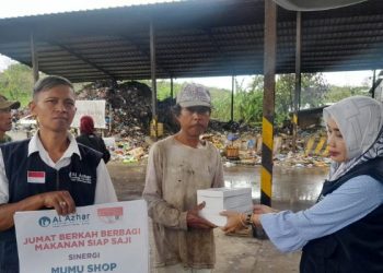 Jumat Berkah, LAZ Al Azhar Cilacap Bagikan Ratusan Paket Makanan Siap Saji untuk Yatim dan Keluarga Duafa