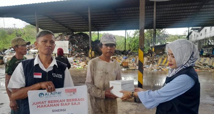 Jumat Berkah, LAZ Al Azhar Cilacap Bagikan Ratusan Paket Makanan Siap Saji untuk Yatim dan Keluarga Duafa