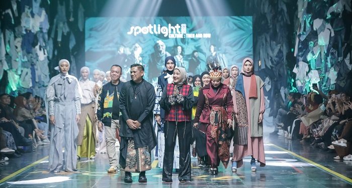 Keragaman Modest Wear dengan Wastra dan Konsep Sustainability di Panggung SPOTLIGHT Indonesia 2023 – Culture: Then and Now