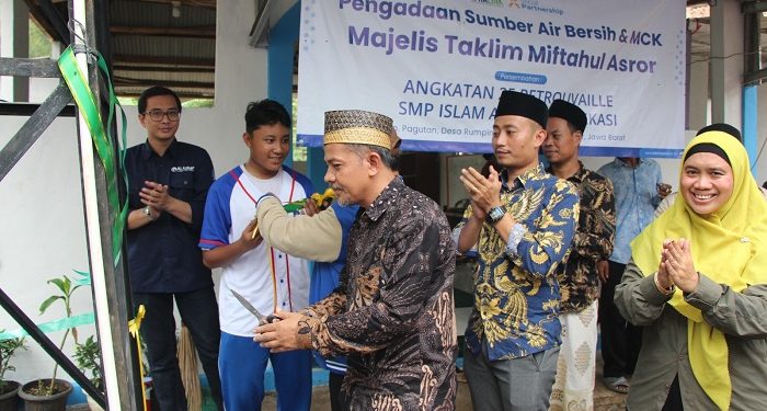 Kolaborasi Kebaikan, Hadirkan Bahagia di Desa Rumpin dengan Bangun Sumur Bor dan MCK