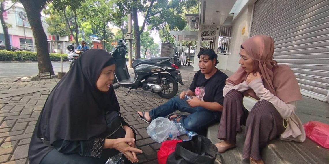 Ibu Ini Menangis Melihat Orang Buang Sampah Sembarangan