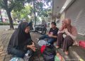 Ibu Ini Menangis Melihat Orang Buang Sampah Sembarangan