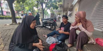 Ibu Ini Menangis Melihat Orang Buang Sampah Sembarangan