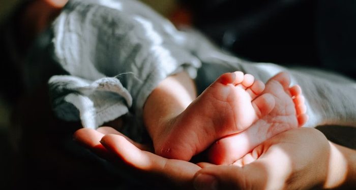 Kisah Pilu Wanita di Gaza Melahirkan dengan Gunting Kertas dan Penjepit Baju Plastik