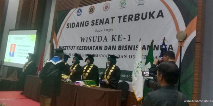 Institut Kesehatan dan Bisnis Annisa Selenggarakan Wisuda Perdana