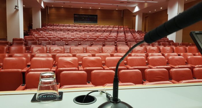 Elegan dalam Perdebatan