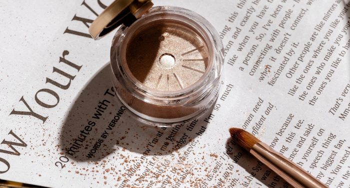 Hukum Memakai Make up Glitter