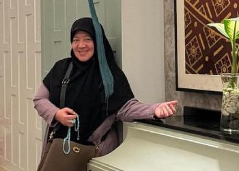 Wanita Bertangan Panjang