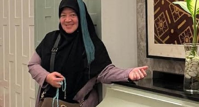 Wanita Bertangan Panjang